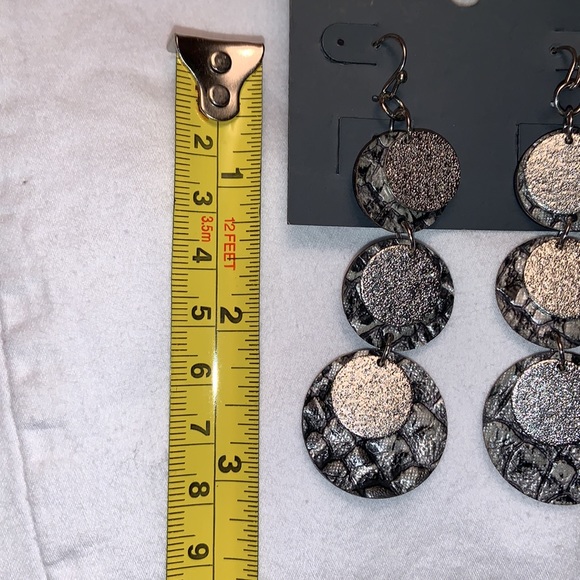 💥$10 SALE💥 Set of 2 NEW Dangling Designer Earrings - Picture 3 of 7